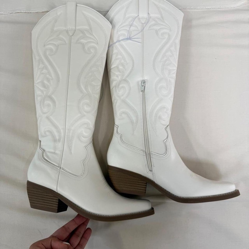 White Western Cowboy Boots – Size 8 – Brand New in Box